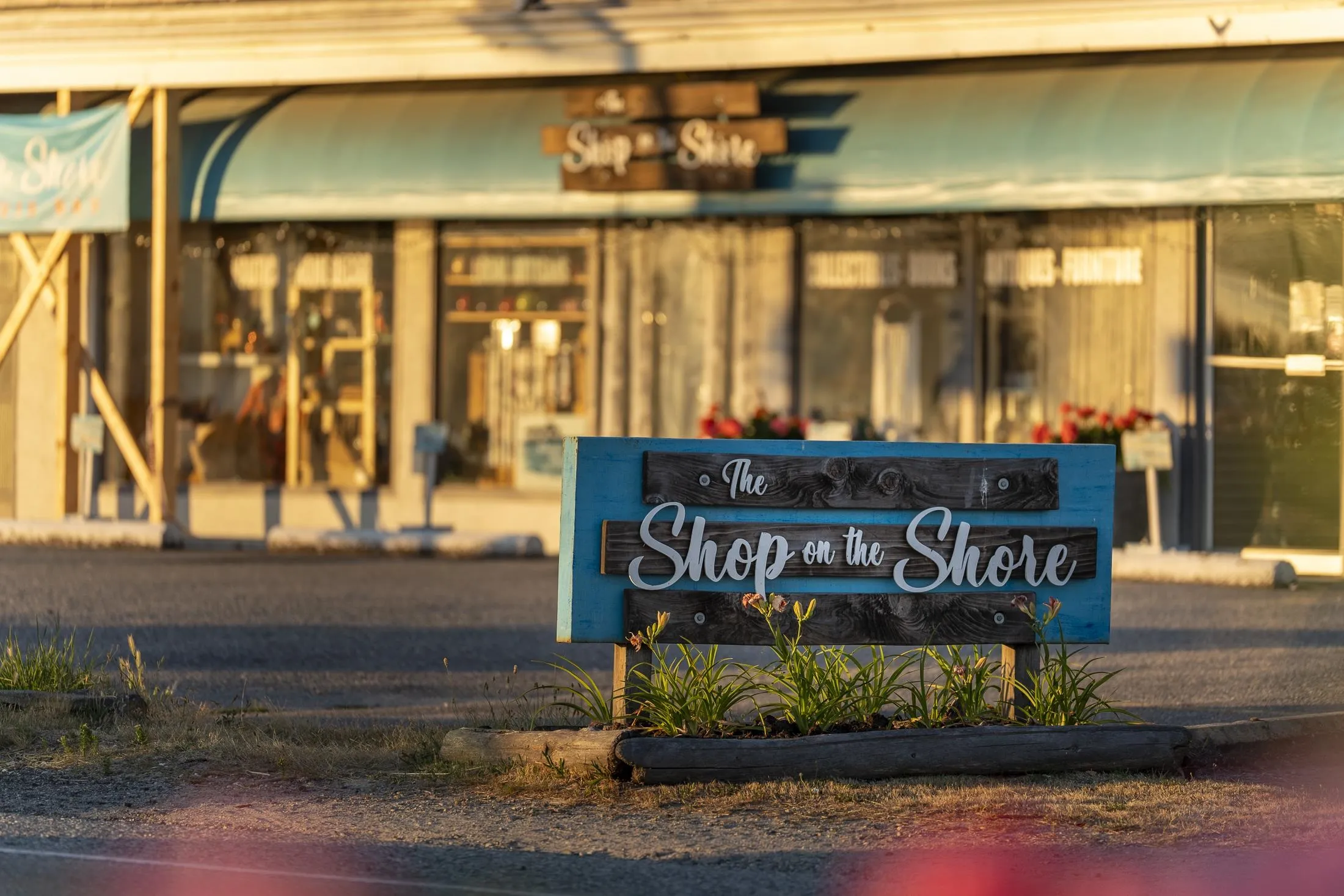 Local shops, walking distance along the seawall.