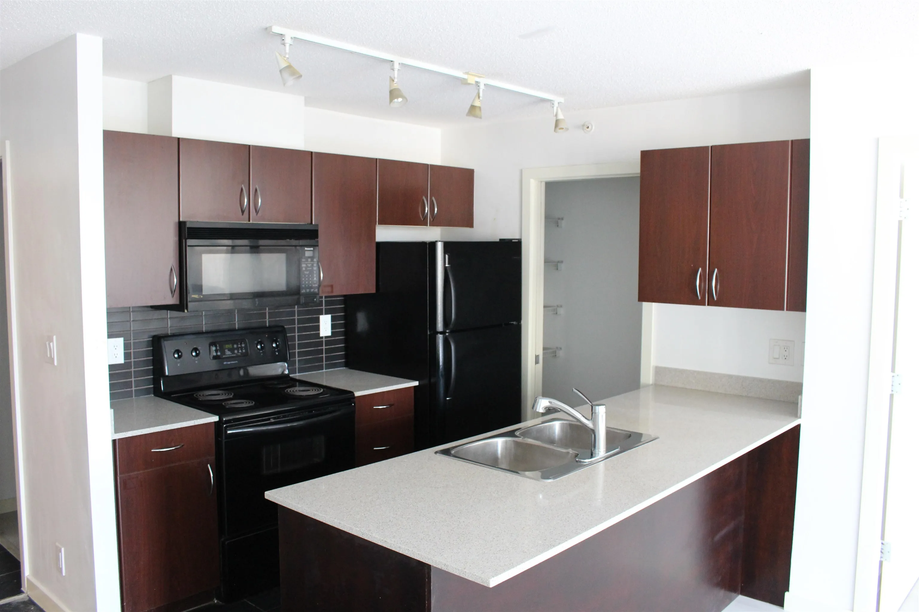 This Beautiful Suite offers an open and bright kitchen overlooking the heart of Downtown Vancouver on Burrard.