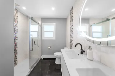 Note separate shower & bathtub