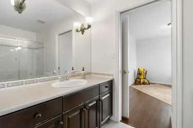 Jack & Jill Bathroom - Between 2nd and 3rd Bedrooms