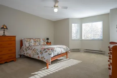 King-sized main bedroom