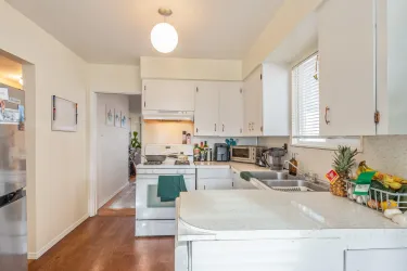 Kitchen with gas stove!