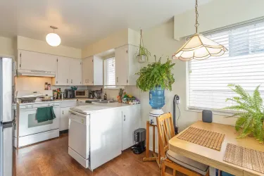 Kitchen and Eating Area have laminate flooring!